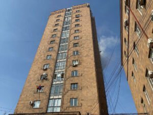 В Ереване мужчина выбросил младенца из окна