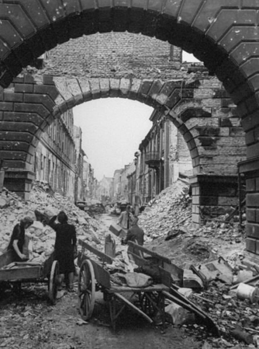 Судьба германии после. Берлин после войны 1945. Разрушенный Берлин после 2 мировой войны. Берлин город 1945. Руины Берлина 1945.
