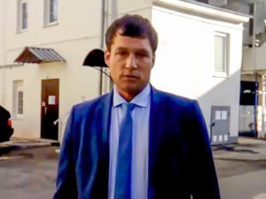 Российский чиновник плюнул в мужчину за замечание о самоизоляции