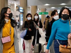 Люди в масках в аэропорту