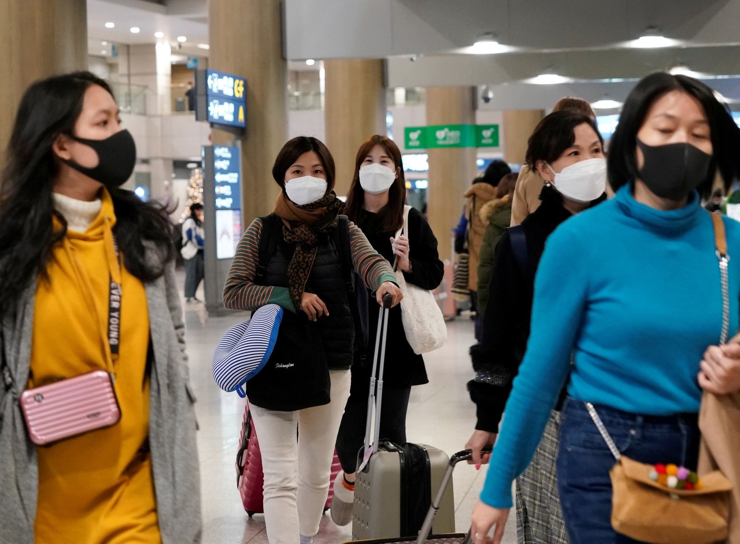 Люди в масках в аэропорту