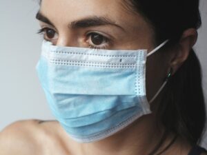 Названы люди, которым запрещено носить маску