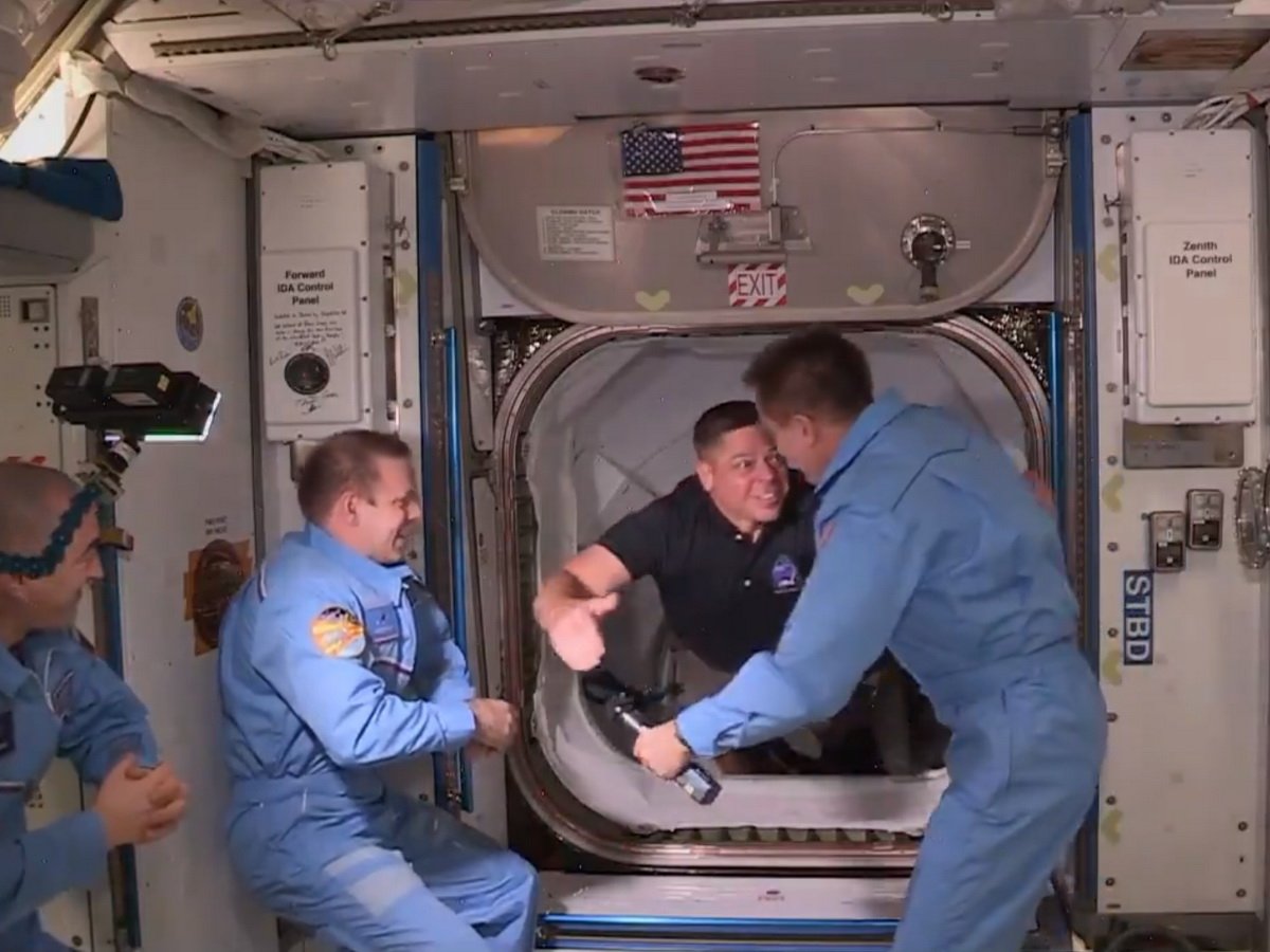 Астронавты Crew Dragon перебрались на МКС