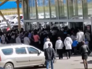 Нижегородцы, наплевав на COVID-19, атаковали ТЦ из-за распродажи