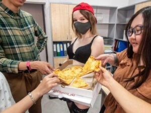 «В масках и перчатках»: в Якутии стриптизерши в нижнем белье разносят пиццу