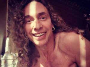 Тарзан призвал помогать артистам вместо пенсионеров