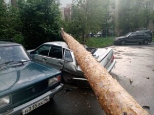 «Крыша отлетела»: страшный ураган на Урале убил троих человек (ВИДЕО)
