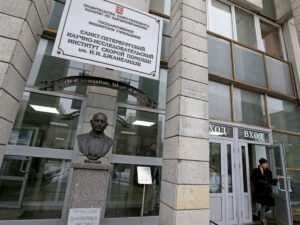 Деятели культуры просят выпустить историка Дмитриева из-за коронавируса