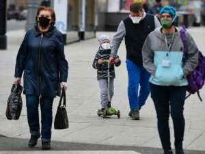 Москвичей обязали носить маски и перчатки