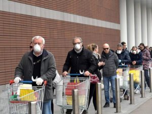 Гузеева хамски ответила на критику за отказ надеть маску