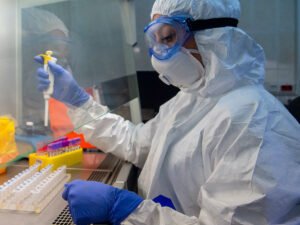 «Коронавирус выдыхается»: вирусолог дал прогноз о распространении COVID-19 летом