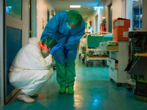 Названа причина высокой смертности врачей от COVID-19 в России