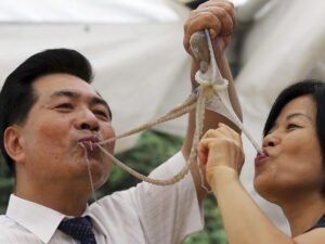 Животные, которых едят живьем