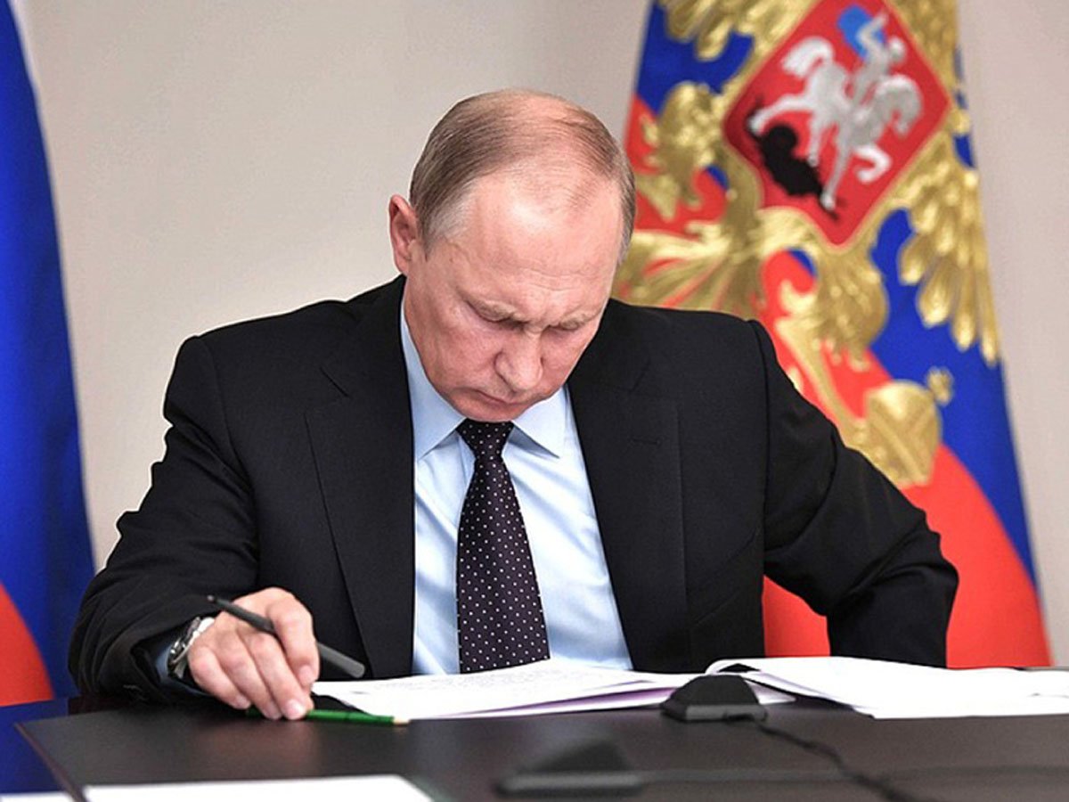 Путин в законе сослался на непринятые народом поправкив Конституцию