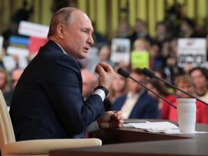 Политолог объяснил страх перед брошенной ручкой Путина