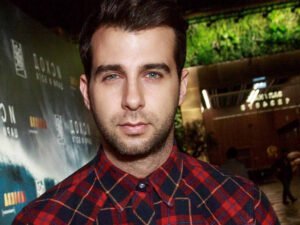 Сеть рассекретила имущество и доходы Ивана Урганта