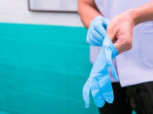 Из России едва не вывезли 3,5 млн перчаток