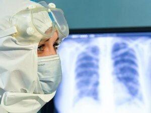 От коронавируса погибло почти 500 медиков