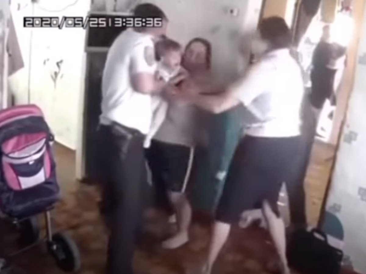 Изъятие детей из многодетной семьи без решения суда попало на видео