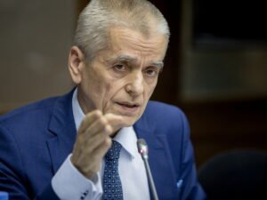 Онищенко выступил за снятие ограничений в Москве