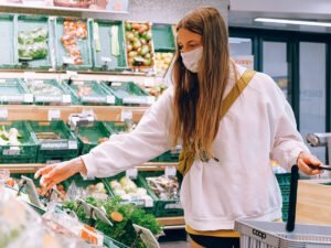 Вирусолог рассказал, что защищает лучше масок