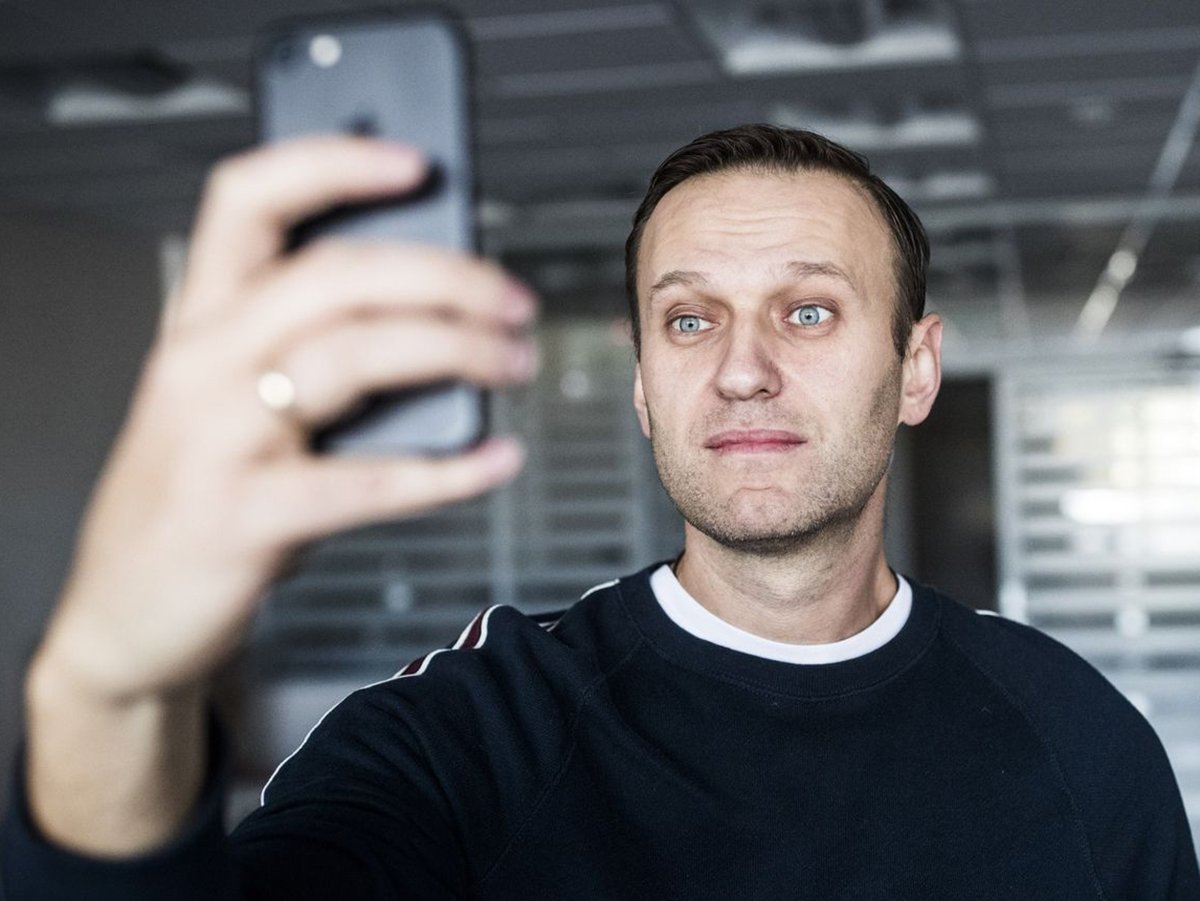 Навальный предложил поднять пенсию ветеранам до 200 тысяч рублей