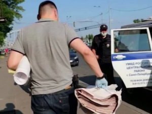 Полиция изымает листовки