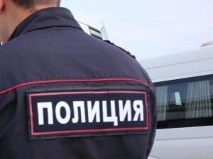 Полицейский наступил ногой на голову задержанному