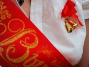 На Урале директор школы получила представление за фотосессию выпускников