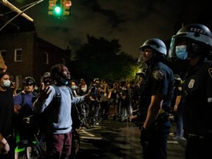 В США к протестующим примкнули полицейские