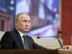 Путин поручил увеличить пособие по безработице