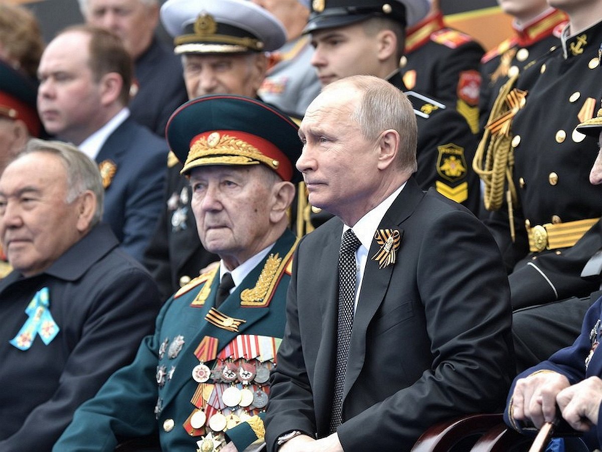 Bloomberg: 80 ветеранов, которые будут рядом с Путиным на параде Победы, отправили на две недели карантина