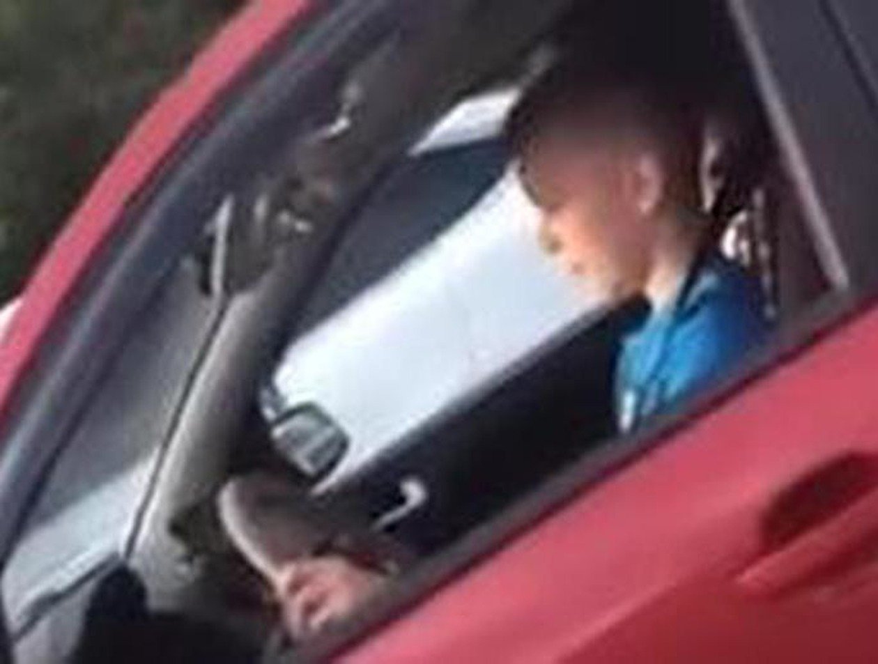 Подростка за рулем иномарки в Москве сняли на видео, вызвав скандал