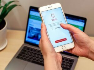 Москвичка получила смартфон от «Соцмониторинга» с долгом в 2,5 млн