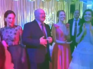 Лукашенко танцует с выпускницами