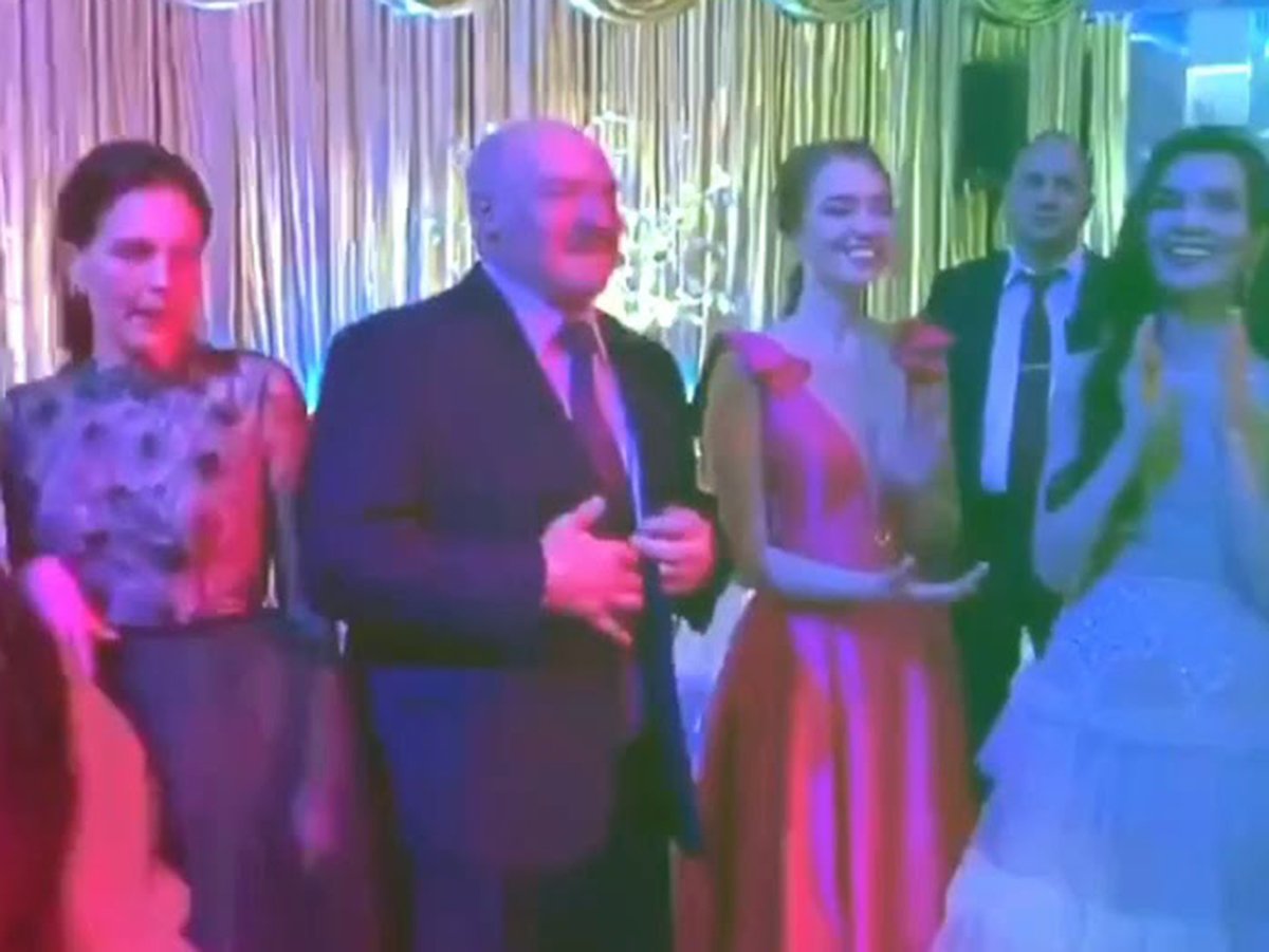 Лукашенко танцует с выпускницами