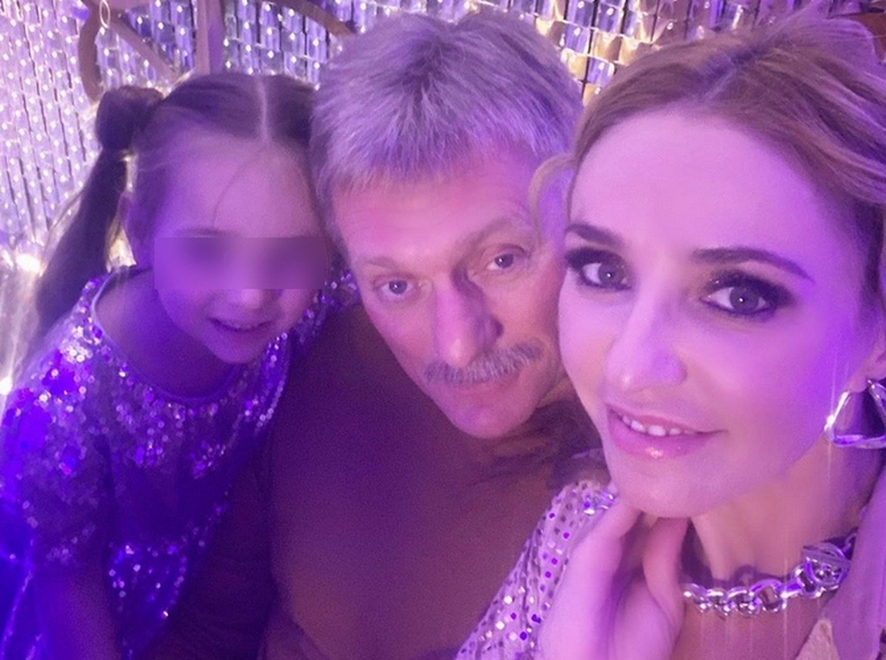 Навка с дочкой Дмитрия Пескова засветились на параде Победы