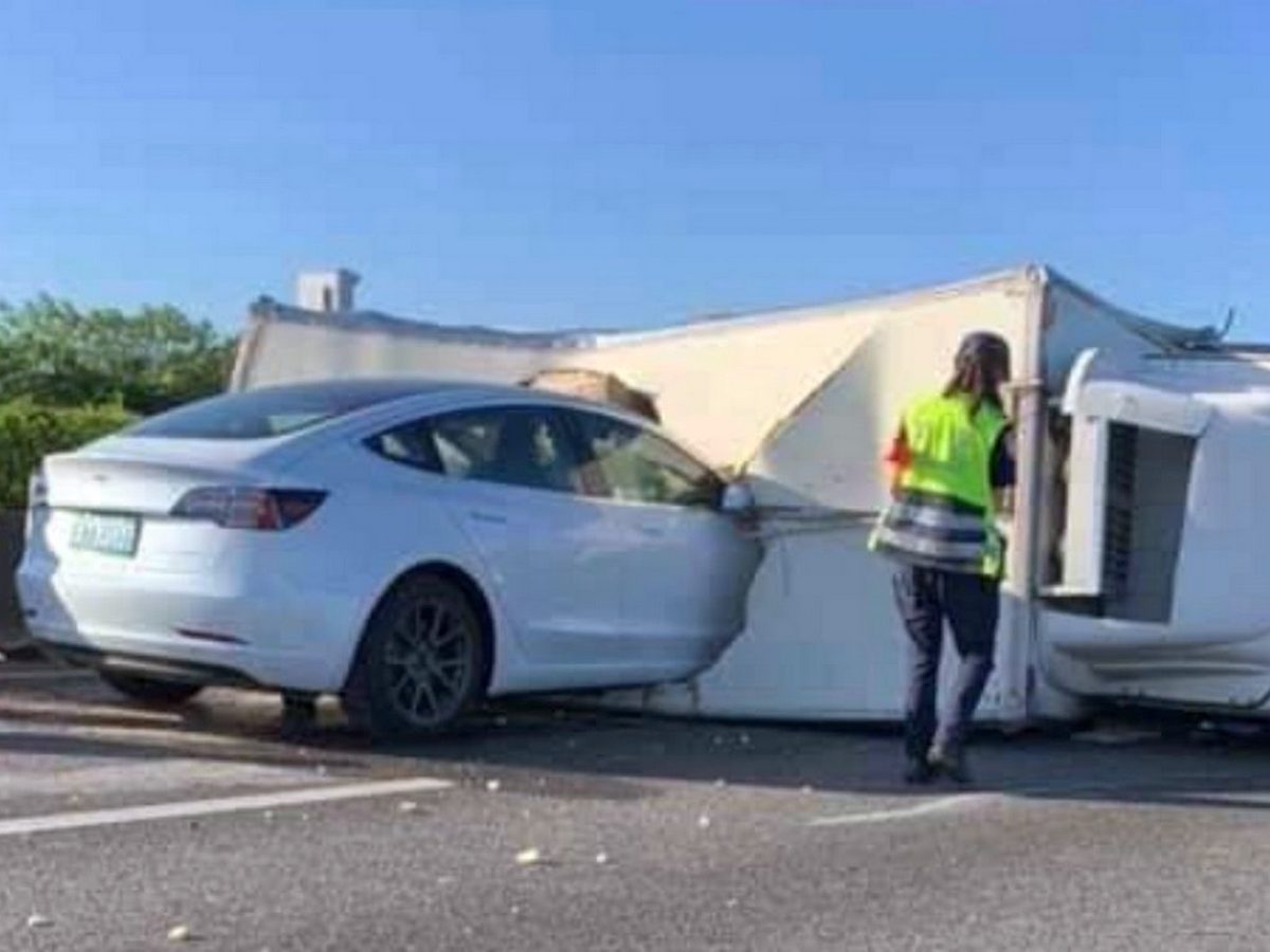 Столкновение Tesla Model 3 с грузовиком