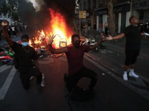 На протестующих США сбросили «кастрированных» мух