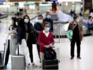 Более двухсот американцев выдворили из Ухани на самолете без иллюминаторов