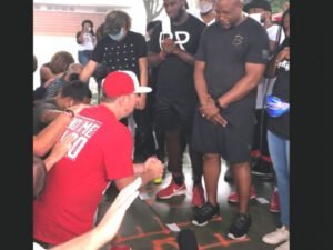 Массовый флешмоб: белые американцев на коленях перед чернокожими попал на видео