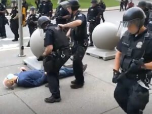 Полиция в США избила больного раком старика