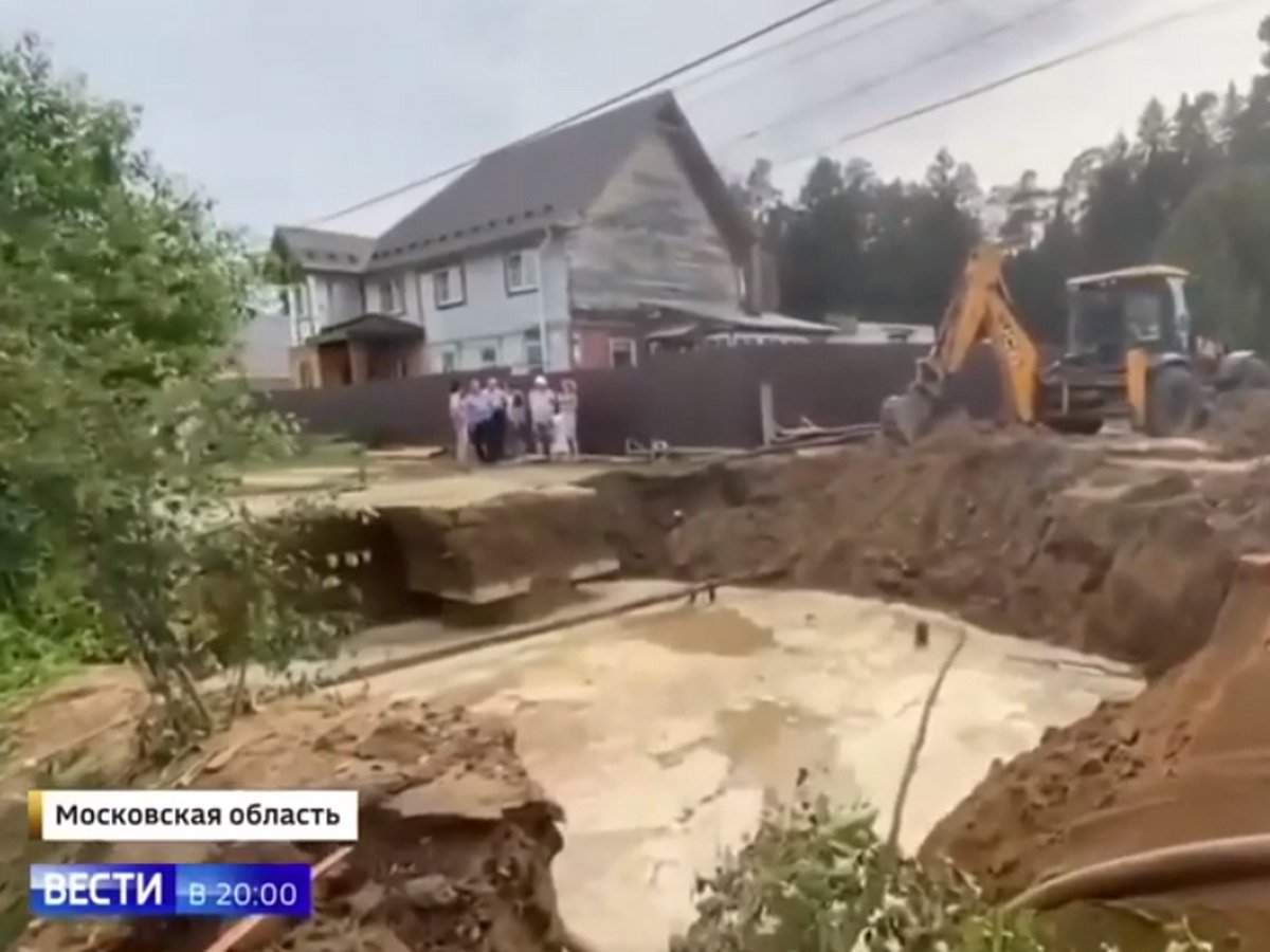 В поселке Вербилки прорвало канализацию