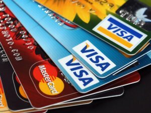 Выпуск банковских карт в России может стать платным