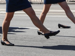 Девушка потеряла туфлю на параде в Калининграде