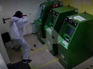 В масках и с кувалдой: опубликовано видео нападения на банкомат