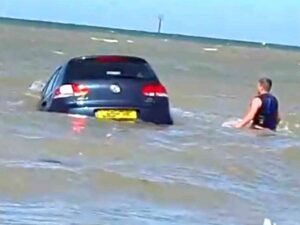 Попытка мужчины спасти унесенный в море автомобиль попала на видео