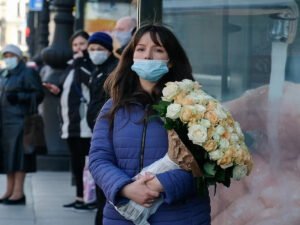 врач назвал маски ненужными на улице