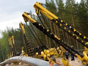 Газпром демонтирует трубы нефтепровода на Украину