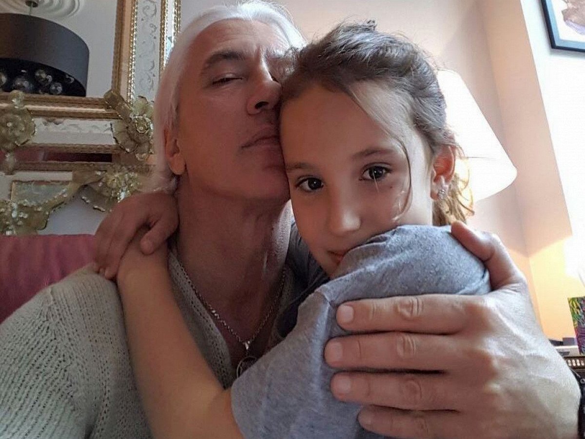 12-летняя дочь Дмитрия Хворостовского спела для интернет-пользователей